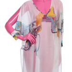 Kaftano in tulle elasticizzato con stampa colorata, caratterizzato da un design ampio e leggero, ideale per l'estate. Mostrato su un manichino rosa, evidenzia dettagli artistici e un taglio moderno.