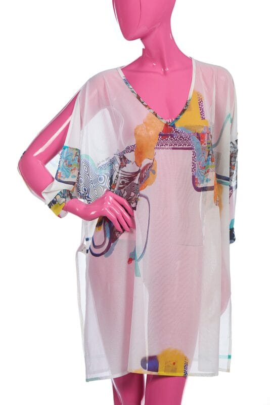 Kaftano in tulle elasticizzato con stampa colorata, caratterizzato da un design ampio e leggero, ideale per l'estate. Mostrato su un manichino rosa, evidenzia dettagli artistici e un taglio moderno. 