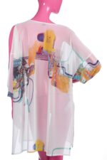 Kaftano in tulle elasticizzato con stampa colorata, vista posteriore. Il capo presenta maniche ampie e un design leggero, ideale per outfit estivi e occasioni informali.