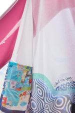 Kaftano in tulle elasticizzato con stampa colorata, dettagli geometrici e logo "Save the Queen". Ideale per un look estivo elegante e fresco.