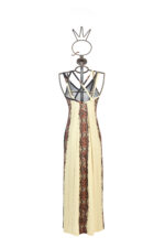 Vestito a fantasia lungo con spalline incrociate, caratterizzato da un motivo decorativo centrale in tonalità rosse e nere su sfondo chiaro. Ideale per occasioni estive e casual.