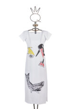 Vestito copricostume a fantasia bianco con illustrazioni di pesci colorati, ideale per l'estate e le vacanze al mare.