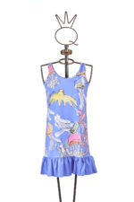 Vestito corto a fantasia blu con motivi di meduse e polpi, presentato su un manichino. Il design vivace e colorato è ideale per la stagione estiva.