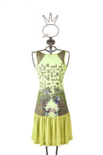 Vestito a fantasia verde lime con dettagli floreali e gonna a ruota, esposto su un manichino artistico. Ideale per occasioni estive e look freschi.
