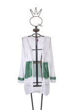 Cardigan bianco con dettagli verdi, presentato su un manichino, ideale per outfit estivi e casual.