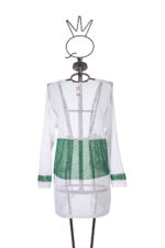 Cardigan bianco e verde in maglia a rete, con maniche lunghe e dettagli in verde. Design moderno e versatile, ideale per outfit casual e primaverili.