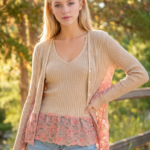 Canotta e cardigan in cotone a costine, con dettagli in pizzo rosa, indossati da una giovane donna in un ambiente naturale. Il look è casual e alla moda, ideale per la stagione primaverile.