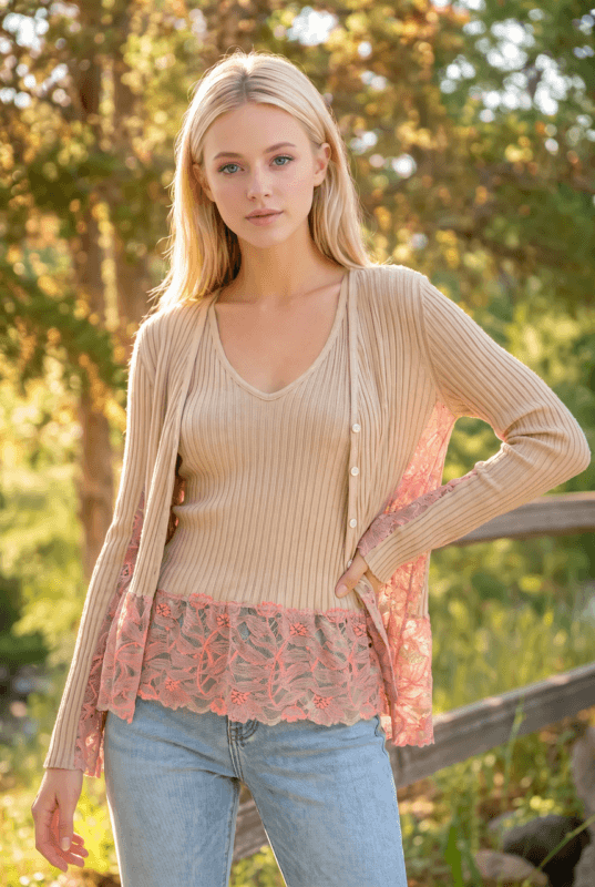 Canotta e cardigan in cotone a costine, con dettagli in pizzo rosa, indossati da una giovane donna in un ambiente naturale. Il look è casual e alla moda, ideale per la stagione primaverile.