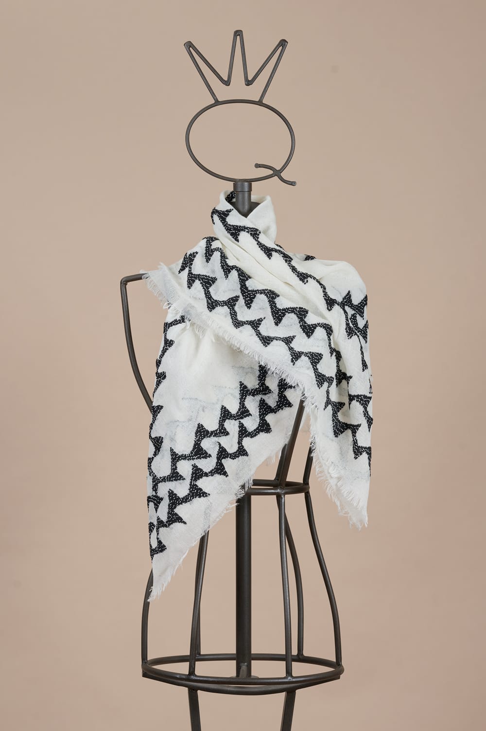 14WSQ9469_01_a Foulard bianco e nero - immagine 1