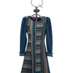 Vestito corto in tessuto di maglia jacquard con righe beige e petrolio